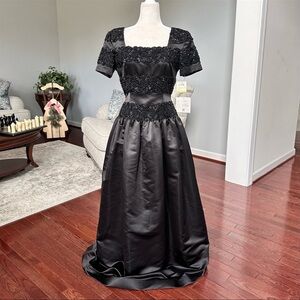 NWT Designer Oscar De La Renta STUIO Black Satin Short Sleeve Beaded Gown Dress